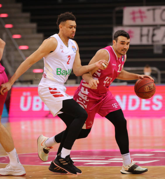 文班亚马现身VNL观看法国女排比赛